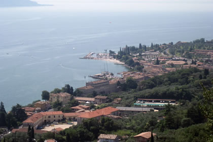 Gargnano vista panoramica della costa nord