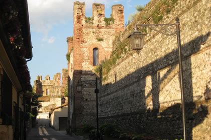 Lazise le imponenti mura difensive