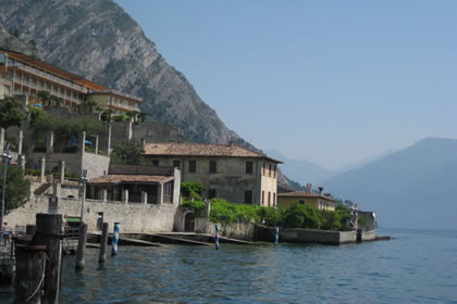 Limone e il lago di Garda vista panoramica