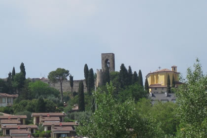 Moniga il castello e la chiesa parrocchiale