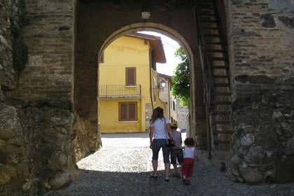 Moniga entrata al castello del anno mille