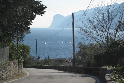 Nago la vecchia strada per il lago