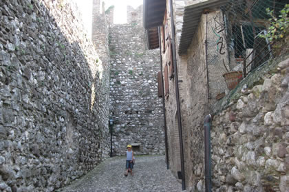 Padenghe i vicoletti nel centro della fortezza