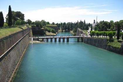 Peschiera la massicia struttura difensiva