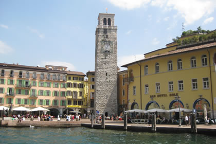 Riva la torre dell'orologio e il vecchio porto