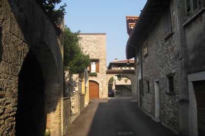 San Felice del Benaco le case con facciate a sassi