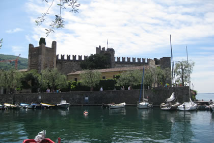 Torri del Benaco il castello e il museo etnografico