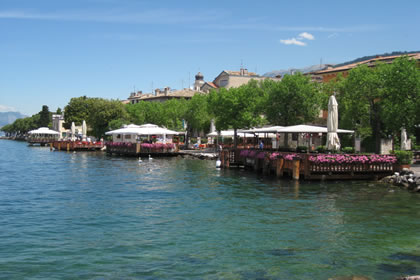 Torri del Benaco i chiostri fioriti sull'acqua