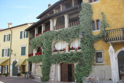 Torri del Benaco la facciata fiorita della casa sul porto