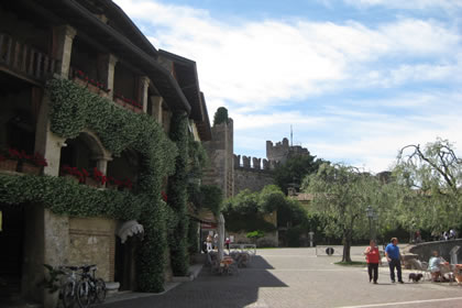 Torri del Benaco la piazza del porto