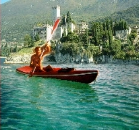immagine canoa sul lago di Garda vicino castello di Malcesine