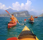 Canoa sul lago di Garda difronte a Riva