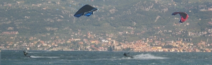 Kitesurf al lago di Garda davanti a Malcesine